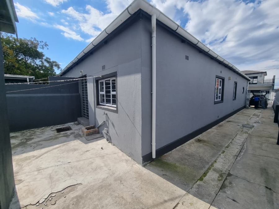 To Let 2 Bedroom Property for Rent in Lansdowne Western Cape